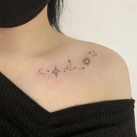 Stars are closely associated with sparkling tattoo ideas, and the shooting stars tattoo is one of the many designs that, in our opinion, deserves a spot on this list. Its simplicity gives off a classic and elegant vibe. #SparkleTattooDesign #GlitterTattooIdeas #ShimmeringInkArt #GlamorousTattoos #SparklingBodyArt #DazzlingTattooInspiration #ShinyTattooArt #IridescentTattooIdeas #GlowingTattooStyles #SparkleTattooTrends #StunningSparkleTattoos Colar Bone Star Tattoo, Fairy Dust Tattoo Stars, When You Wish Upon A Star Tattoo, Stars Tattoo Collar Bone, Guiding Light Tattoo, Stars Tattoo On Shoulder, Star Collar Bone Tattoo, Star Dust Tattoo, Shimmer Tattoos