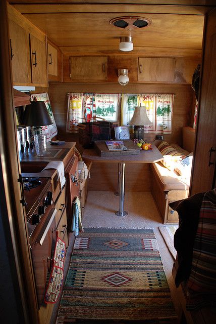 1960 Yellowstone trailer Old Caravan, Trailers Vintage, Vintage Trailer Interior, Vintage Camper Interior, Chuck Box, Holiday Rambler, Kombi Home, Old Campers, Trailer Interior