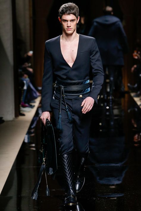 Balmain Fall 2016 Menswear collection, runway looks, beauty, models, and reviews. High Fashion Men, Black Clothes, 2016 Menswear, High Fashion Outfits, Men Style Tips, Mode Inspo, Fantasy Fashion, Fall 2016, Mode Inspiration