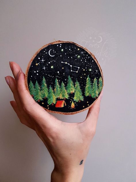 I Paint Magical Starry Scenes On Scavenged Wood (30 Pics) Christmas Decoration For Kids, Christmas Decorations House, Christmas Decoration House, Kids Christmas Decorations, Christmas Decoration Party, Christmas Decorations Party, Paint On Wood, Wood Slice Art, Wood Slice Crafts