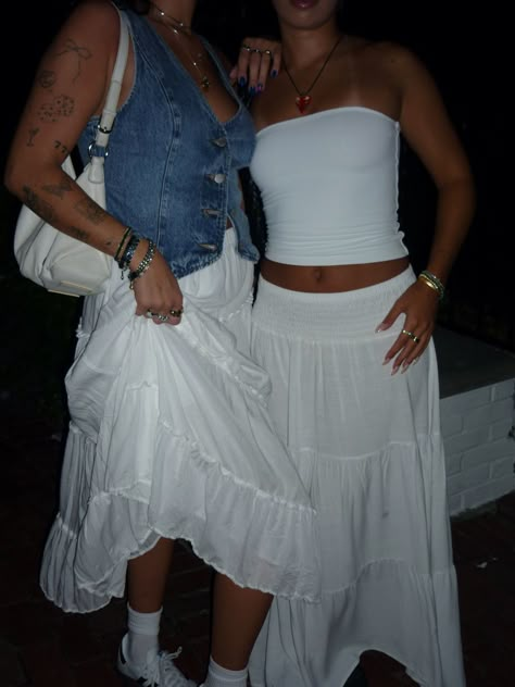 White Flowy Skirt Outfit Summer, White Skirt Festival Outfit, Flowy Skirt Outfit Summer, Faye Webster Concert Outfit, White Tiered Skirt Outfit, White Flowy Skirt Outfit, White Lace Skirt Outfit, White Tube Top Outfit, White Skirt Black Top