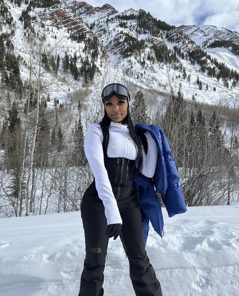 Ski Trip Outfit Woman, Snow Trip Outfit, Aspen Outfit Winter, Cabin Trip Outfit, Winter Baddie Outfits, Ski Outfit For Women, Cabin Outfit, Snow Fits, Ski Trip Outfit