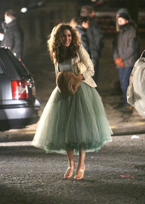 Carrie Bradshaw’s Best Outfits Will Inspire Your Holiday Party Wardrobe Sarah Jessica Parker Style, Autumn Skirt, Carrie Bradshaw Style, Carrie Bradshaw Outfits, Tulle Skirts Outfit, Rok Tutu, Tule Rok, Skirt Tulle, Rock Outfit