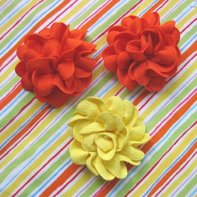 Rick-rack flowers Rick Rack Flowers, Sewing Flowers, Flowers Sewing, Types Of Fabric, Fleurs Diy, Trendy Sewing, Rick Rack, Ric Rac, Fashion Diy