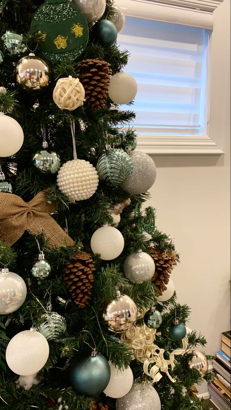 Christmas, Christmas tree Christmas Tree Ideas 2023, Christmas Tree Colour Scheme, Green Christmas Decorations, Green Christmas Tree Decorations, Tree Ideas Christmas, Christmas Tree Inspo, Neutral Christmas Decor, Christmas Tree Decorating Themes, Creative Christmas Trees