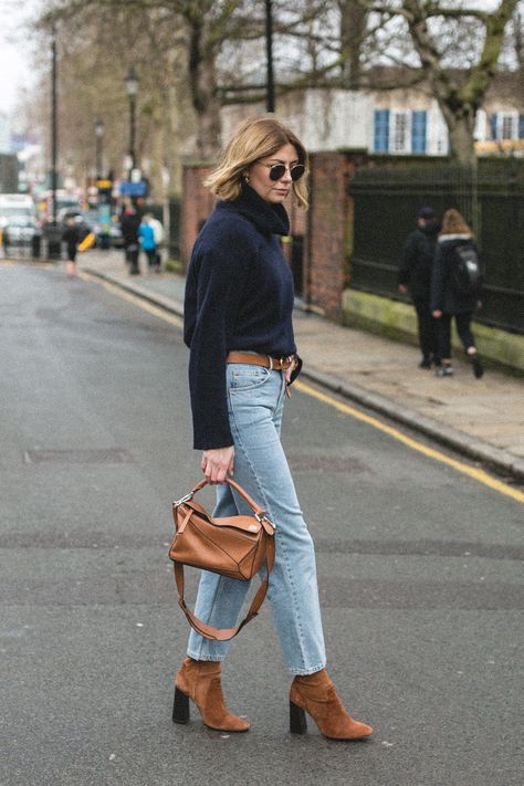 Suede Boots Outfit, Emma Hill, Looks Jeans, Jeans Outfit Winter, Blue Jean Outfits, Mode Tips, Jumper Outfit, Cooler Look, Ținută Casual