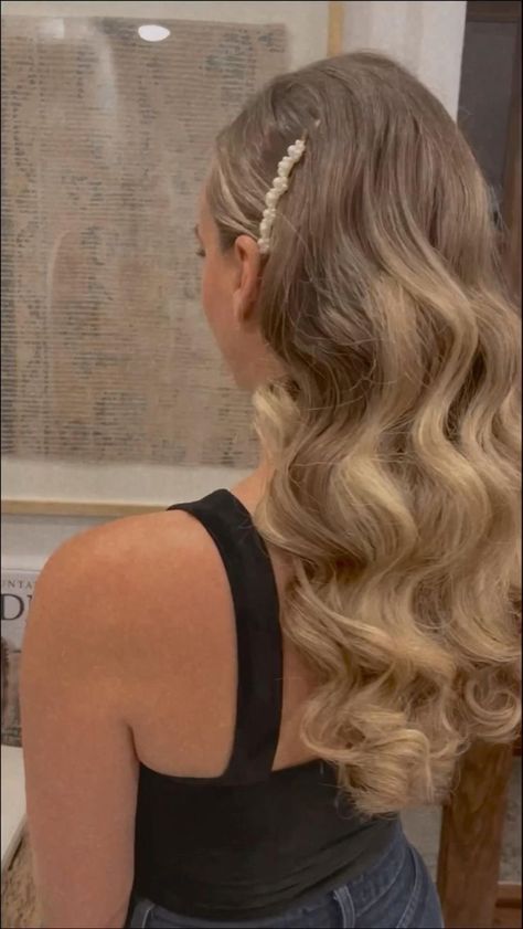 Waves Prom Hair, Hair Down Curled, Hollywood Waves Hairstyle, Hair Hollywood Waves, Glamour Curls, Hollywood Wedding Hair, Curled Hairstyles For Medium Hair, Prom Glam, Hollywood Curls