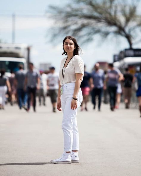 34 SXSW Outfits You Should Copy This Spring | The FADER Sxsw Outfit, Sxsw Fashion, Spring Outfits, White Jeans, Fort, Fashion Photography, Converse, Normcore, Bring It On