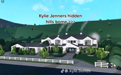 Kardashians House, Kylie Jenner House, Beachside Bungalow, Jenner House, Mansion Exterior, Small House Layout, Coastal House Plans, House Bloxburg, Hidden Hills