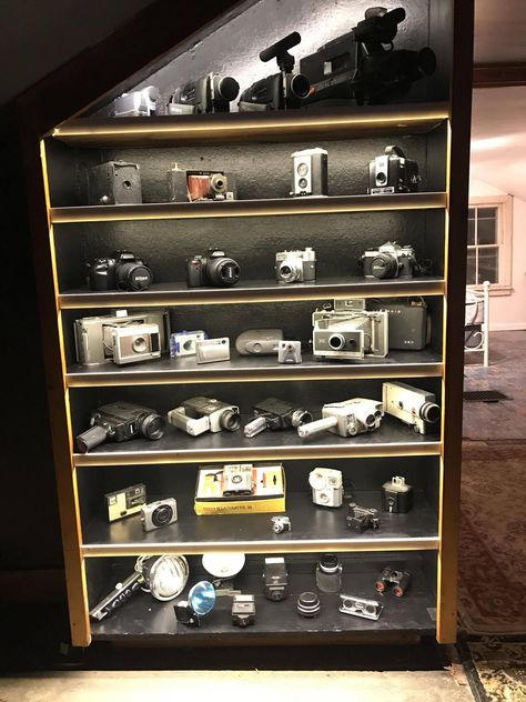 Camera Cabinet, Male Bedroom, Male Bedroom Ideas, Camera Display, Camera Ideas, Camera Collection, Mens Bedroom, Old Cabinets, Old Camera