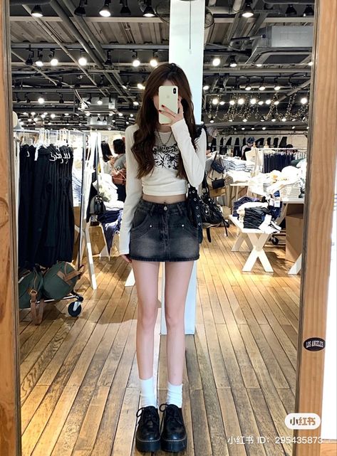 Korean Fashion Mini Skirt, Asian Skirt Outfits, Korean Denim Skirt Outfit Ideas, Sushi Outfit Date, Casual Mall Outfit, Acubi Skirts, Denim Skirt Outfit Korean, Acubi Skirt Outfit, Mini Skirt Denim Outfit