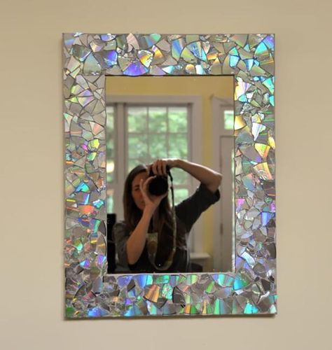 20 #Recycling Ideas Turning CDs into Recycled Crafts, Artworks and Jewelry: http://bit.ly/1ECLXn8 Cd Mirror, Recycled Cds, Cd Diy, Old Cd, Old Cds, Cd Crafts, Hemma Diy, Diy Casa, Diy Bricolage