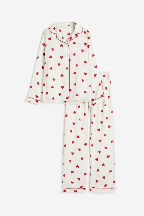 Galentines Day Ideas, Pyjama Satin, Cute Nike Outfits, Cute Pajama Sets, Night Suit, Cute Pajamas, Satin Pyjama Set, Pajama Party, Valentines Party