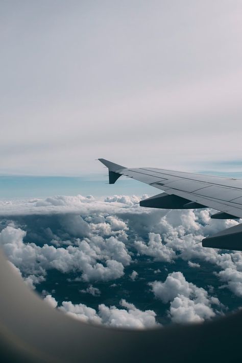 Wallpaper Travel, Plane Window, Airplane Window, Tapeta Pro Iphone, The Wing, Above The Clouds, Alam Semula Jadi, Sky Aesthetic, Blue Aesthetic