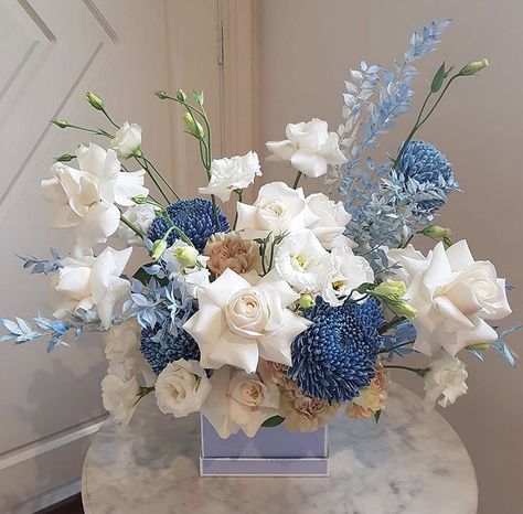 Powder Blue Centerpieces, Monochromatic Flower Bouquet, Blue And Tan Flower Arrangements, Blue Gold White Floral Arrangements, White And Light Blue Flower Arrangements, White Blue Flowers Arrangements, Blue Flowers Table Decoration, Monochromatic Floral Arrangements, Blue Flowers Centerpiece