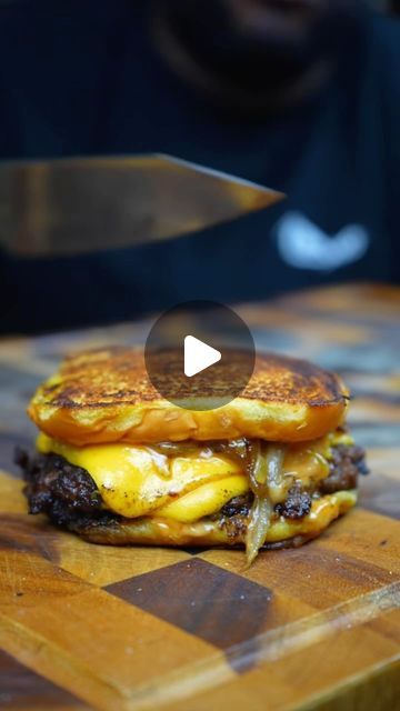 Smashed Patty Burger, How To Make Burger Patties, Smash Burger Recipe Videos, Home Made Burgers Recipe, Smashburgers Recipe, Meat Patty Recipe, Hamburger Patty Recipe, Instagram Meals, Five Guys Burger