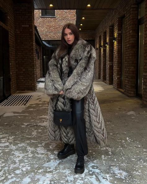 Fur Coat Outfits, Big Fur Coat, Silver Fox Fur Coat, Fox Coat, Fashion Queen, Fur Coats Women, Luxury Interiors, Fox Fur Coat, Coat Winter