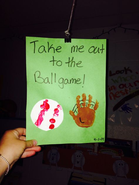 Take me out to the ball game. Cute easy baseball themed crafts. Finger print baseballs and hand print mitts Baseball Art Preschool, Toddler Sports Crafts, Sports Art For Toddlers, Baseball Crafts For Preschoolers, Baseball Crafts For Kids, Sport Themed Crafts, Making Paper Flowers, Sports Crafts, Infant Art