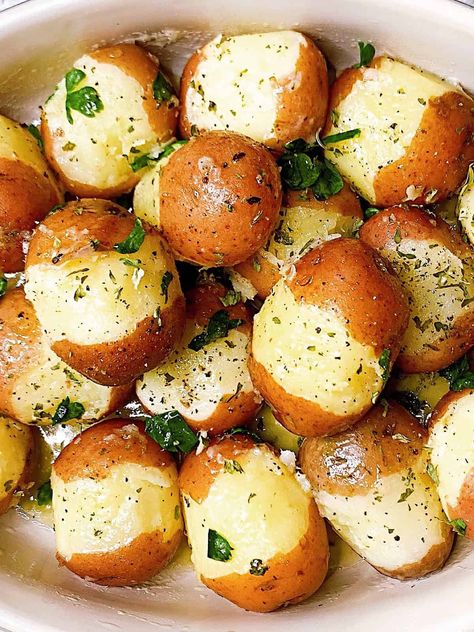 instant pot red potatoes with garlic hero image close up in dish with parsley Instant Pot Baby Potatoes, Instant Pot Red Potatoes, Southern Potato Salad, Parmesan Green Beans, Small Red Potatoes, Baby Red Potatoes, Parsley Potatoes, Cooking Challenge, Prosciutto Wrapped Asparagus