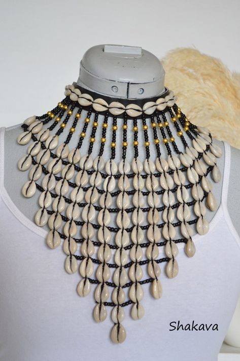 African Collar Necklace, Cowrie Shell Jewelry Necklaces, Afro Jewelry, Cowrie Shell Jewelry, Diy Jewelry Set, Necklace Shell, Choker Necklace Designs, Beads Candy, African Accessories