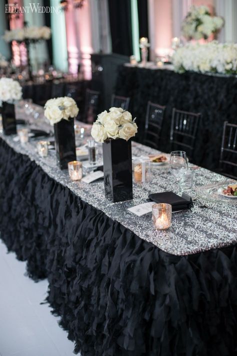 Silver Black And White Wedding, Elegant Black Party Decor, Black And Silver Table Setting, Black Wedding Table Setting, Black And Silver Wedding, Black Silver Wedding, Black Wedding Table, White Party Theme, Silver Wedding Decorations