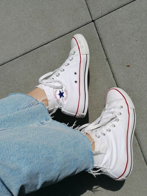 White Converse Aesthetic, Converse Haute, All Star Cano Alto, All Star Branco, Aesthetic Converse, Mochila Kanken, White Converse Outfits, White Converse Shoes, Converse Aesthetic