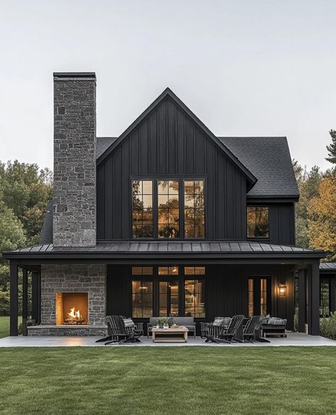 Black House Design, Modern Black House, Black Modern Farmhouse, Mountain Home Exterior, Black Houses, Montana Homes, Nice House, Farmhouse House, Design Your Dream House