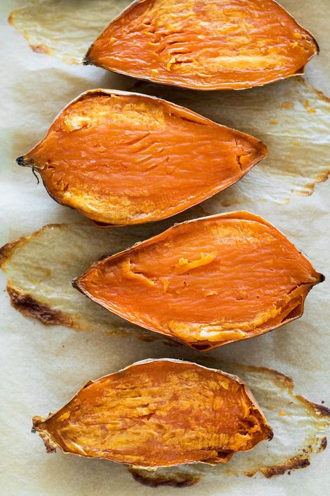 Perfect baked sweet potatoes that are fluffy, caramelized and full of flavor. This is a quick and easy recipe. Perfect Baked Sweet Potato, Sweet Potato Pasta, Sweet Potato Smoothie, Vegetarian Brunch, Sweet Potato Recipes Baked, Perfect Baked Potato, Baked Sweet Potatoes, Vegetarian Comfort Food, Savory Dinner