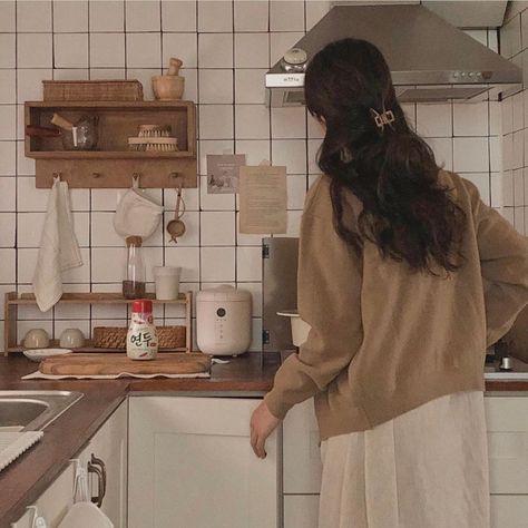 Cooking Aesthetic Girl, Rank 1, Korean Cooking, Homemade Meals, Girl Cooking, Korean Aesthetic, Girl House, Beige Aesthetic, Asian Cooking