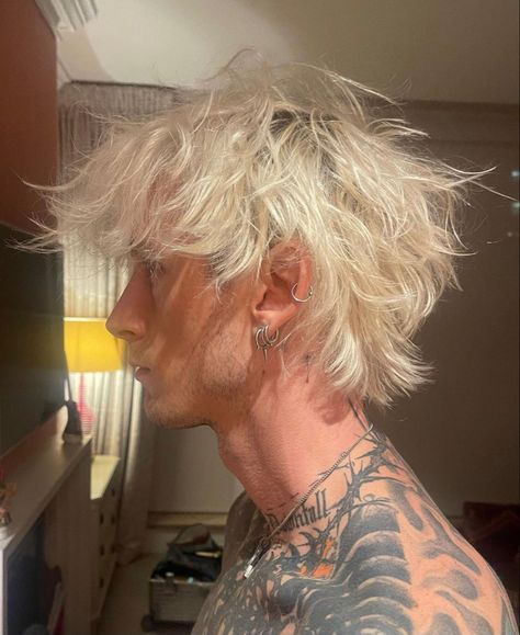 Platinum Blonde Hair Men, White Hair Men, Short Platinum Blonde Hair, Rocker Hair, Mens Haircuts Short Hair, Short White Hair, Colson Baker, Men Hair Color, Faded Hair