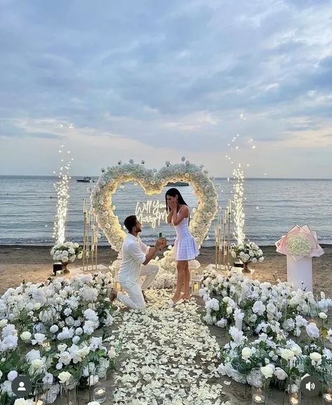 O Pedido de Casamento: ideias para o pedido perfeito Marriage Vision Board, Proposal Ideas Beach, Wedding Proposal Ideas Engagement, Luxury Proposal, Surprise Proposal Pictures, Cute Proposal Ideas, Dream Marriage, Proposal Pictures, Beach Proposal