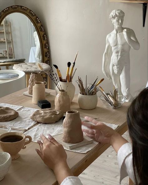 Clay Sculpting Aesthetic, Ceramist Aesthetic, Pottery Aesthetic Girl, Clay Pottery Aesthetic, Pottery Class Aesthetic, Pottery Studio Aesthetic, Atelier Aesthetic, Ig Filters, Cerámica Ideas