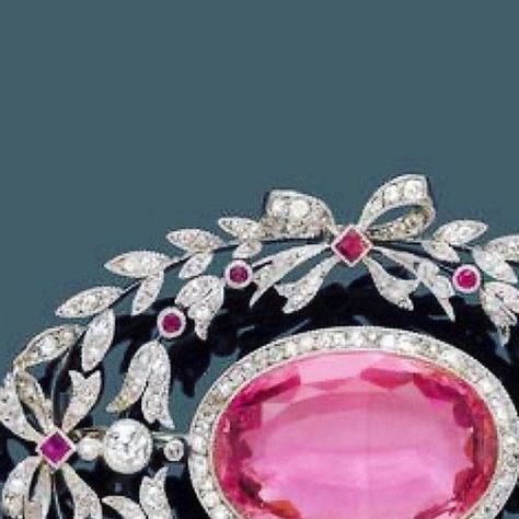 Bernadette de Bruijn on Instagram: "A ‘pink ribbon’ 🎀 brooch, 1910s centred by an oval 8 carat pink topaz within open ‘garland’ old cut diamond surround, designed as bows and laurel wreaths, mounted in platinum Topaz is considered a mellow, empathic stone that soothes and heals its wearers. Associated with compassion and communication, it's a preferred stone to wear for "building bridges" between people 💕 elegance #style #diamonds #nature #pearls #color #colour #gemstones #pink #topaz #births Rabinovich Jewelry, 1800s Jewelry, Ruby Brooch, Bijoux Art Nouveau, Edwardian Jewelry, Pink Topaz, Diamond Brooch, Brooch Jewelry, Christmas Vintage