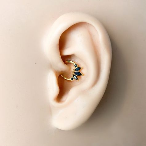 Daith Hoop Piercing, Silver Daith Jewelry, Piercing Aesthetic, Daith Hoop, Diy Wire Jewelry Rings, Daith Jewelry, Wire Jewelry Rings, Cartilage Jewelry, Piercing Cartilage