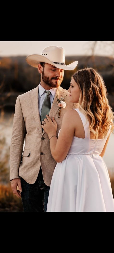 Western wedding Bride and groom photo shoot Western Wedding Photo Ideas, Western Wedding Photography, Western Wedding Bride, Bridget Wedding, Cowboy Groom, Groom Crying, Country Wedding Photos, Country Bride, Wedding First Look