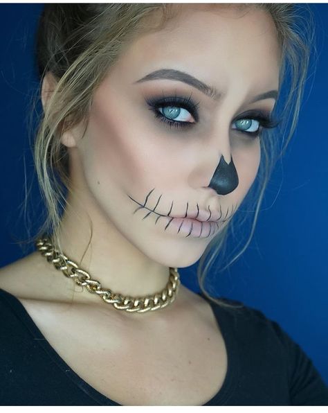 Skeleton Costume Women Makeup Easy, Easy Diy Skull Makeup, Pretty Skull Makeup Simple, Skeleton Makeup Diy Simple, Easy Cute Skeleton Makeup, Light Skull Makeup, Partial Skull Makeup, Simple Skull Face Makeup, Minimalist Skull Makeup