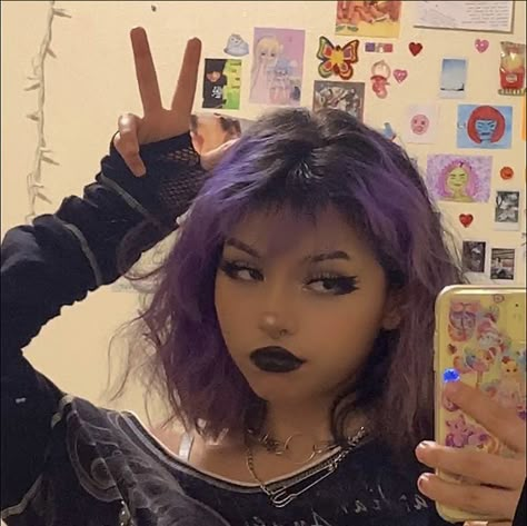 Egirl Hair, Short Purple Hair, Native Language, Vlasové Trendy, Dyed Hair Inspiration, Hair Inspiration Short, Emo Hair, Edgy Makeup, Peinados Fáciles Para Cabello Corto