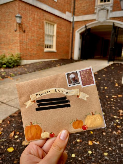 Creative Letters For Friends, Things To Send To Penpal, Fall Penpal Ideas, Fall Pen Pal Ideas, Sending Letters Aesthetic, Pen Pal Letters Aesthetic Vintage, Christmas Penpal Ideas, Pen Pal Envelopes Ideas, Pen Pal Letters Aesthetic Envelope