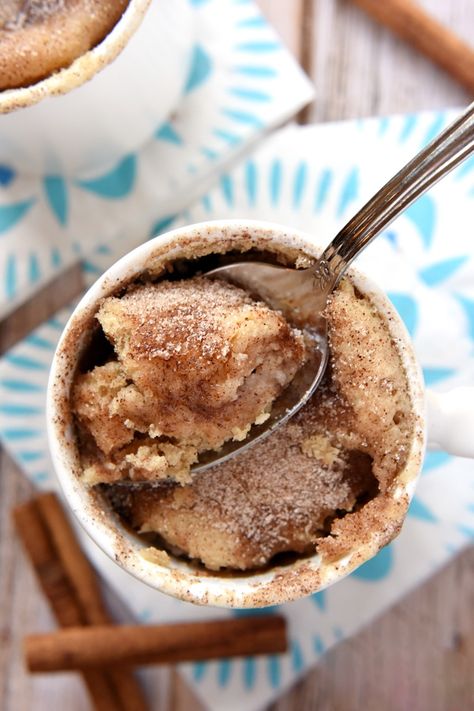 Cinnamon Roasted Pear Mug Cake. Completely vegan, gluten-free, high protein, low carb, AND guess what? Cinnamon is a superfood known to help boost your metabolism! Snickerdoodle Mug Cake, Microwave Meals, Microwave Dessert, Mug Cake Microwave, Mug Cakes, Feeling Lazy, Individual Desserts, Chocolate Mug Cakes, Mug Recipes