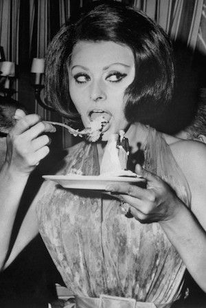 Perfect Cat Eye, Christopher Plummer, Sofia Loren, Hollywood Icons, People Eating, Sophia Loren, 영감을 주는 캐릭터, Vintage Hollywood, Body Image