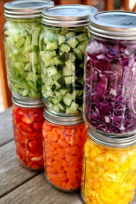 Mason Jar Salad Bar | POPSUGAR Fitness Makanan Rendah Kalori, Resep Pizza, Pesto Pizza, Mason Jar Salad, Mason Jar Meals, Salad In A Jar, Snacks Saludables, Meals In A Jar, Idee Pasto Sano