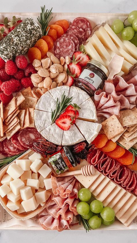 Happy Hour Charcuterie Board, Party Boards, Grazing Food, Salon Party, Fruit Platter Designs, Fall Brunch, Charcuterie Inspiration, Charcuterie Platter, Party Food Platters