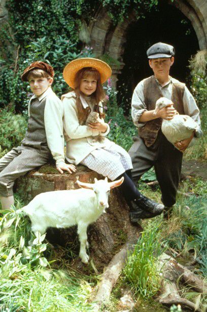 Colin Craven/Heydon Prowse, Mary Lennox/Kate Maberly & Dickon Sowerby/Andrew Knott - 'The Secret Garden'  (1993) The Secret Garden 1993, Kate Maberly, Secret Garden Book, Frances Hodgson Burnett, The Secret Garden, Foto Vintage, Grand Art, British Actors, Stevie Nicks