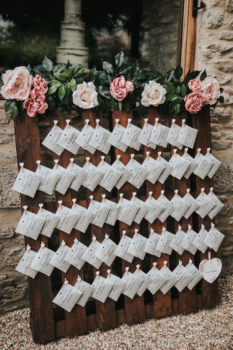 Small Envelopes Pegged to Pallet Wedding Sign Filled with Confetti Confetti Display, Flower Confetti Wedding, Lavender Confetti, Pallet Wedding Signs, Confetti Sign, Confetti Wall, Wedding Sign Decor, Pallet Wedding, Wedding Reception Seating