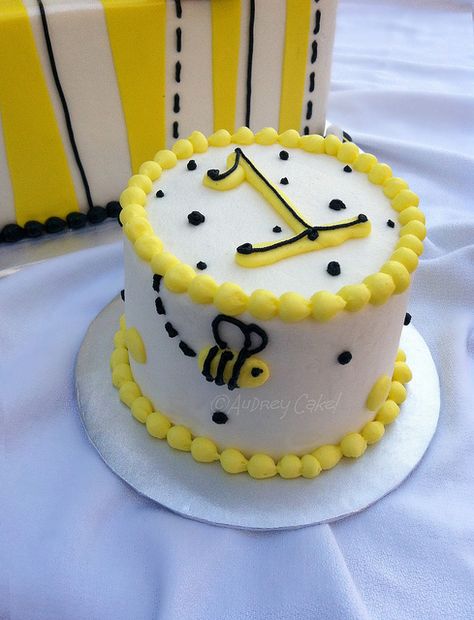 Bee Smash Cake Bee Smash Cake, Bumble Bee Birthday Party, Bumble Bee Cake, Bumble Bee Birthday, Bee Theme Party, Bee Birthday Party, Bee Cakes, Cake Decorating With Fondant, Twins 1st Birthdays