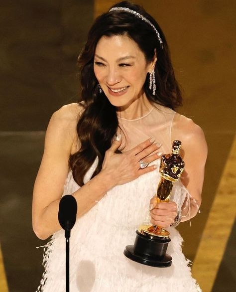 Michelle Yeoh won Oscar for best actress in a leading role 2023 becoming the 1st Asian actor to do so. And 2nd POC after 20 years. Black Panthers, Sarah Polley, Oscars 2023, Everything Everywhere All At Once, Best Actress Oscar, Best Actress Award, Michelle Yeoh, Jamie Lee Curtis, Academy Award Winners