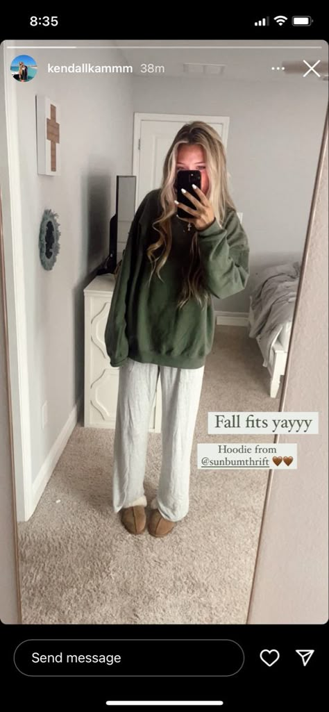 Sweatshirt Comfy Outfit, Simple Comfy Fall Outfits, Conservative Trendy Outfits, Comfy Outfits When On Your Period, Winter Fit Inspo Aesthetic, Outfit Ideas Comfy School, Lunch Outfits Spring, School Fit Inspo Winter, Fits With Black Leggings