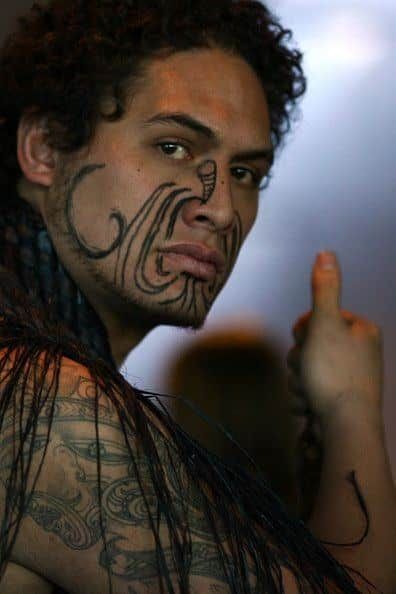 Tattoos are a mark of individuality. So while the rest of the world inks their hands and backs, there are few who do it on their face. For those brave men out there, here you can see an awesome design encompassing the lower face as the black lines form a wonderful contrast with the skin tone. #tattoofriday #tattoos #tattooart #tattoodesign #tattooidea Tahiti Tattoo, Marquesan Tattoo, Maori Tattoo Frau, Maori Warrior, Polynesian Men, Maori People, Maori Tattoos, Marquesan Tattoos, Maori Tattoo Designs