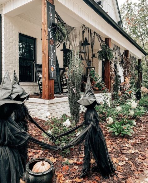 We are sharing over 53 epic Halloween front porch decor ideas that you are going to want to replicate! These are all gorgeous and so fun for Fall and Halloween! Modern Front Porch Decor, Front Yard Halloween Decorations, Outdoor Witch, Winter Front Porch Decor, Modern Front Porches, Halloween Garden Decorations, Fall Front Porch Decor Ideas, Animated Halloween, Front Porch Decor Ideas