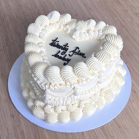 White Heart Shaped Birthday Cake, White Lambeth Cake, White Cake Aesthetic, White Heart Cake, White Vintage Cake, All White Cake, Heart Cake Designs, Vintage Cake Decorating, 25 Cake